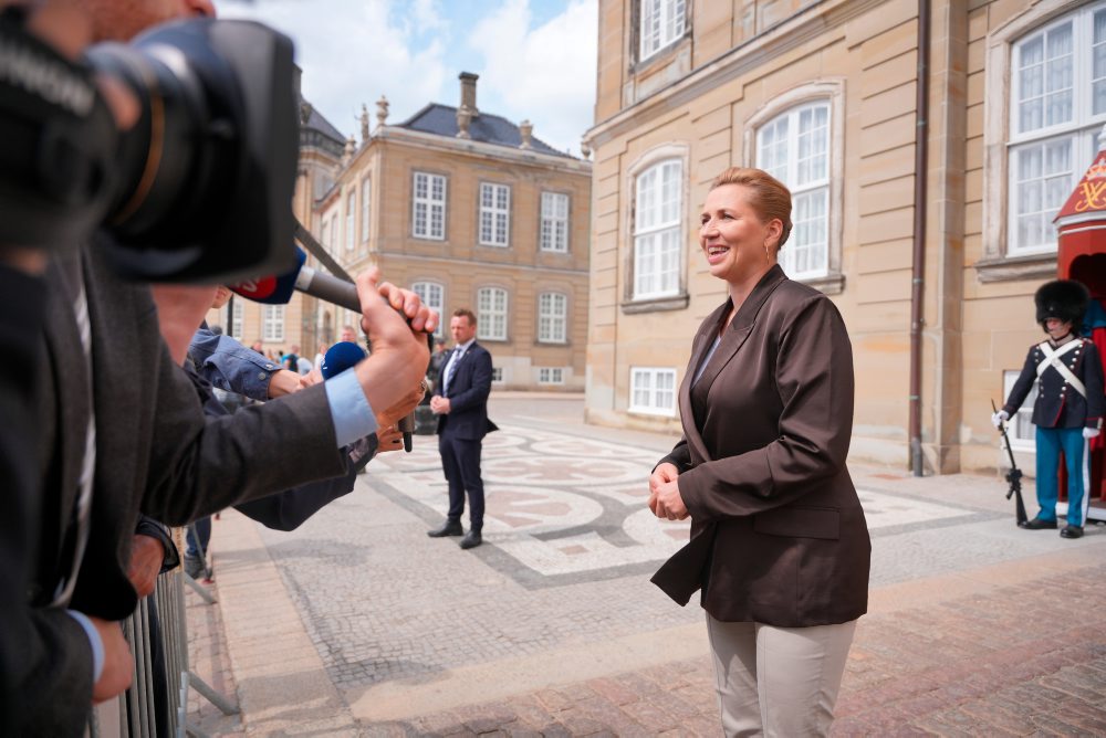 Zostaviť novú dánsku vládu sa má opäť pokúsiť premiérka Mette Frederiksenová