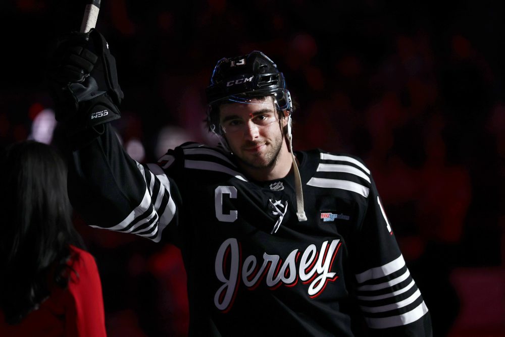 NHL: Kapitán Devils Hischier má novú zmluvu