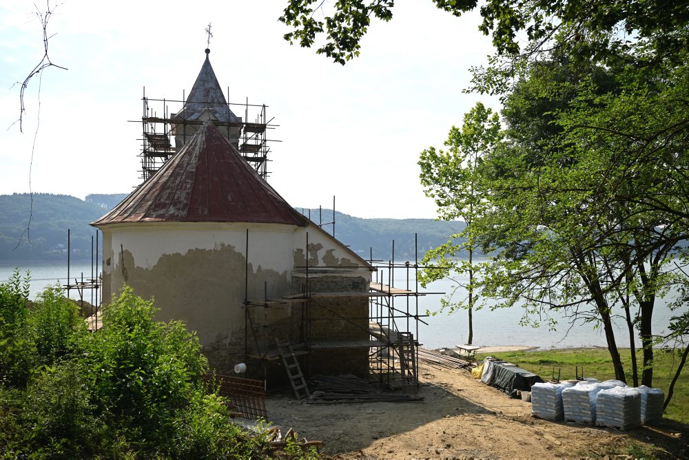Kvakovce: Kostolík na Trepci pri Domaši obnovujú, odhalili vážne poškodenia veže