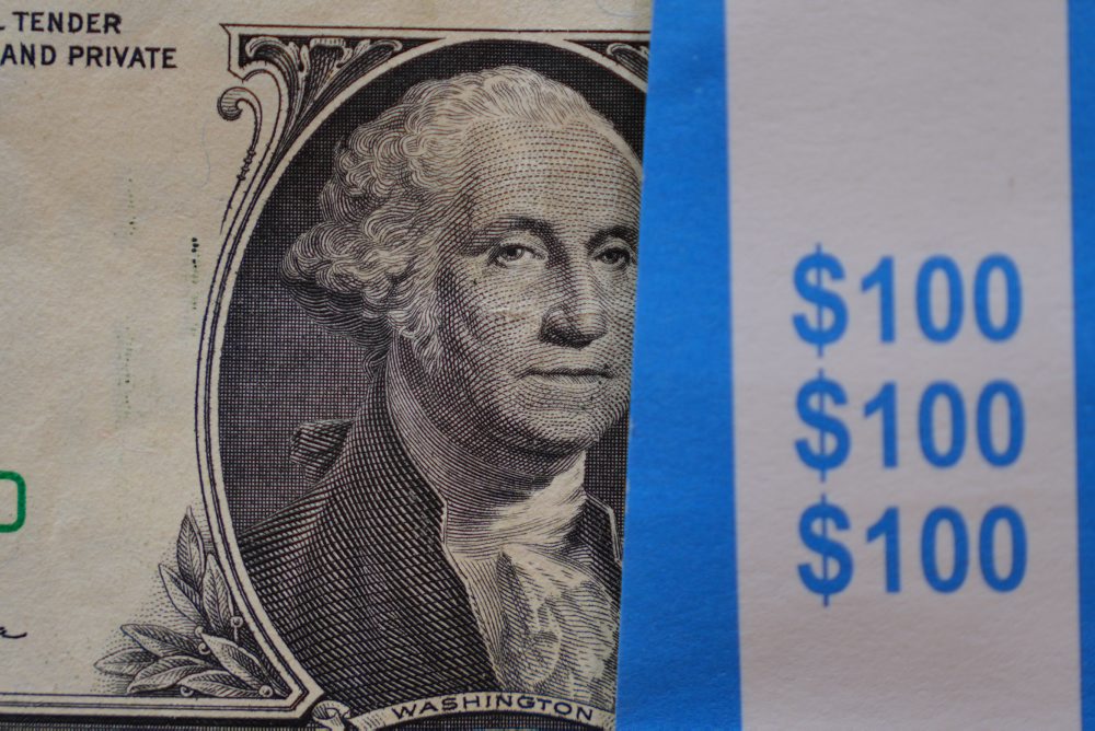 Dolár sa v utorok mierne posilnil