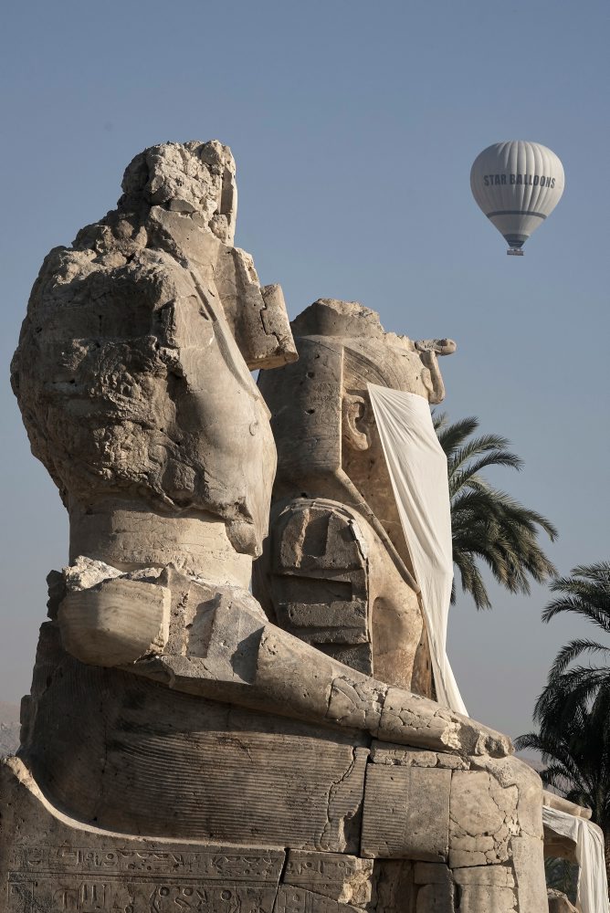 V Luxore odhalili zrekonštruované kolosálne sochy faraóna