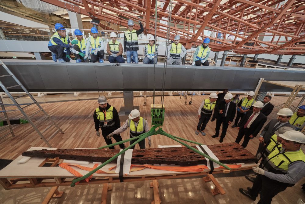 Veľké egyptské múzeum pred zrakmi návštevníkov obnovuje staroveké plavidlo