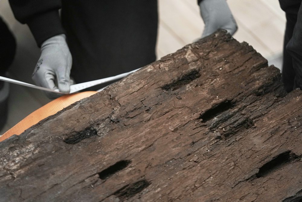 Veľké egyptské múzeum pred zrakmi návštevníkov obnovuje staroveké plavidlo