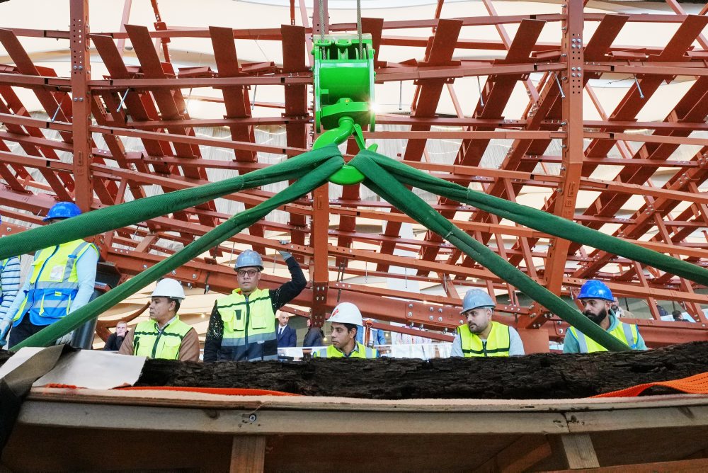 Veľké egyptské múzeum pred zrakmi návštevníkov obnovuje staroveké plavidlo