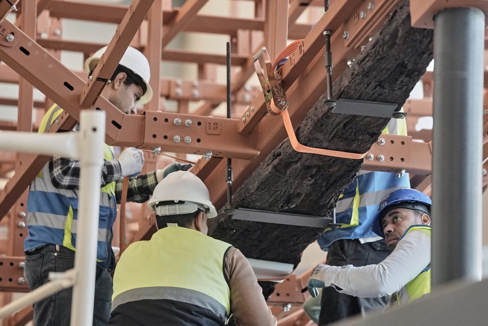 Veľké egyptské múzeum pred zrakmi návštevníkov obnovuje staroveké plavidlo