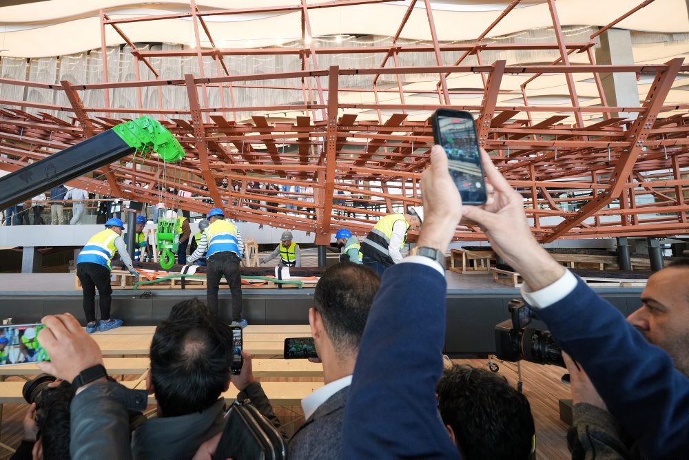 Veľké egyptské múzeum pred zrakmi návštevníkov obnovuje staroveké plavidlo