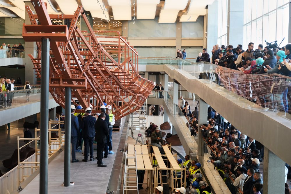 Veľké egyptské múzeum pred zrakmi návštevníkov obnovuje staroveké plavidlo