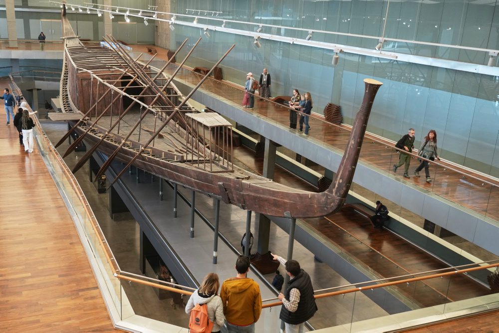 Veľké egyptské múzeum pred zrakmi návštevníkov obnovuje staroveké plavidlo