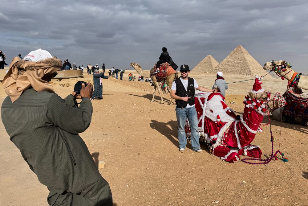 Turisti počas návštevy pyramíd v Gíze