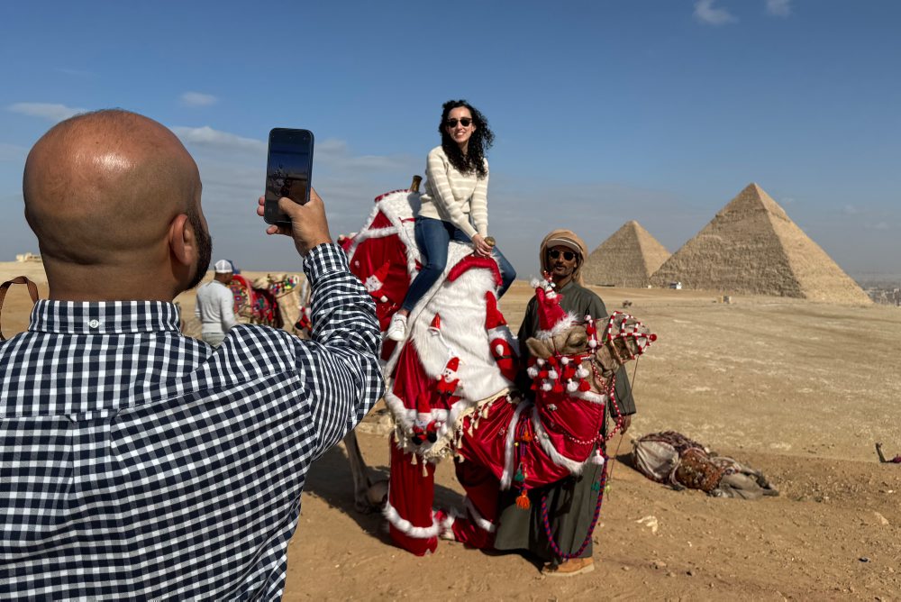 Turisti počas návštevy pyramíd v Gíze