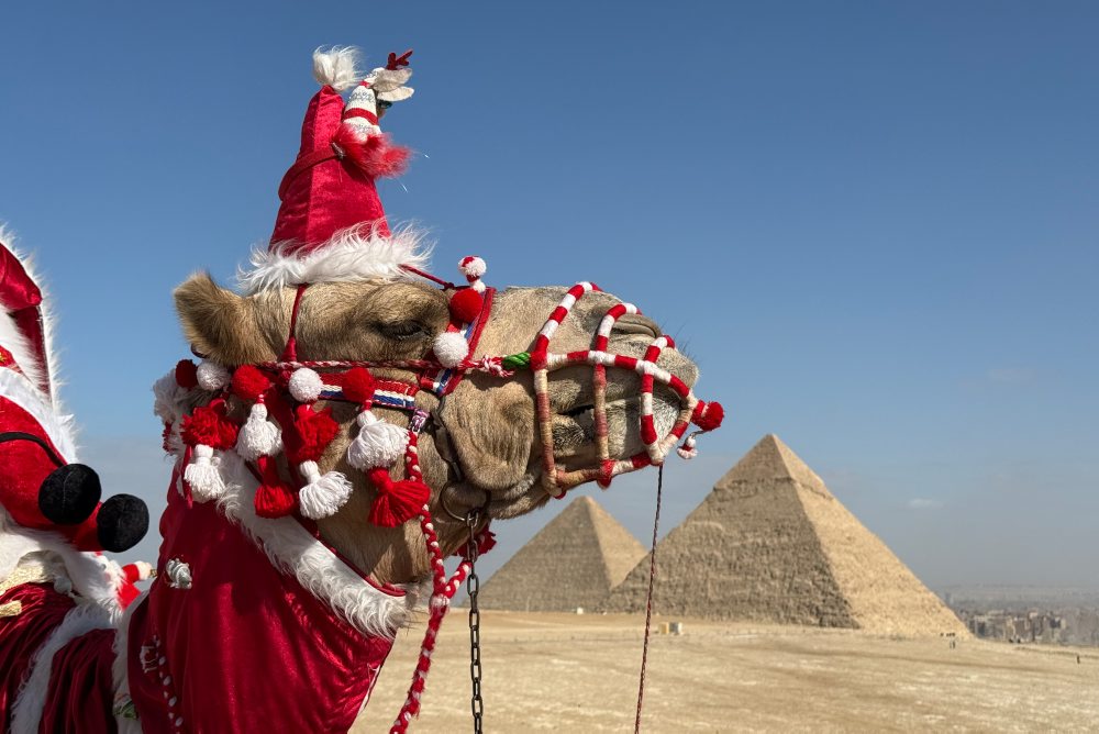 Turisti počas návštevy pyramíd v Gíze