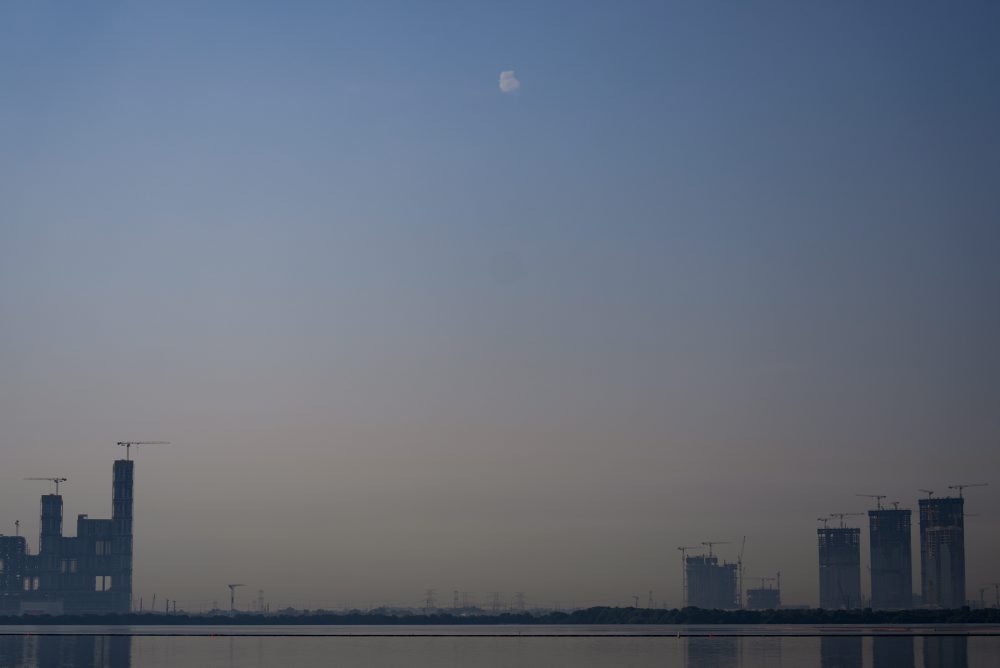 Zo Spojených arabských emirátov a Bahrajnu hlásia ďalšie výbuchy, letisko v Dubaji je zatvorené