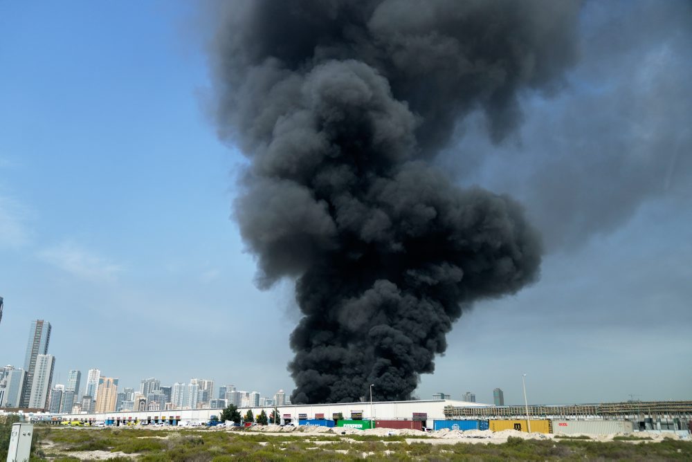 Zo Spojených arabských emirátov a Bahrajnu hlásia ďalšie výbuchy, letisko v Dubaji je zatvorené