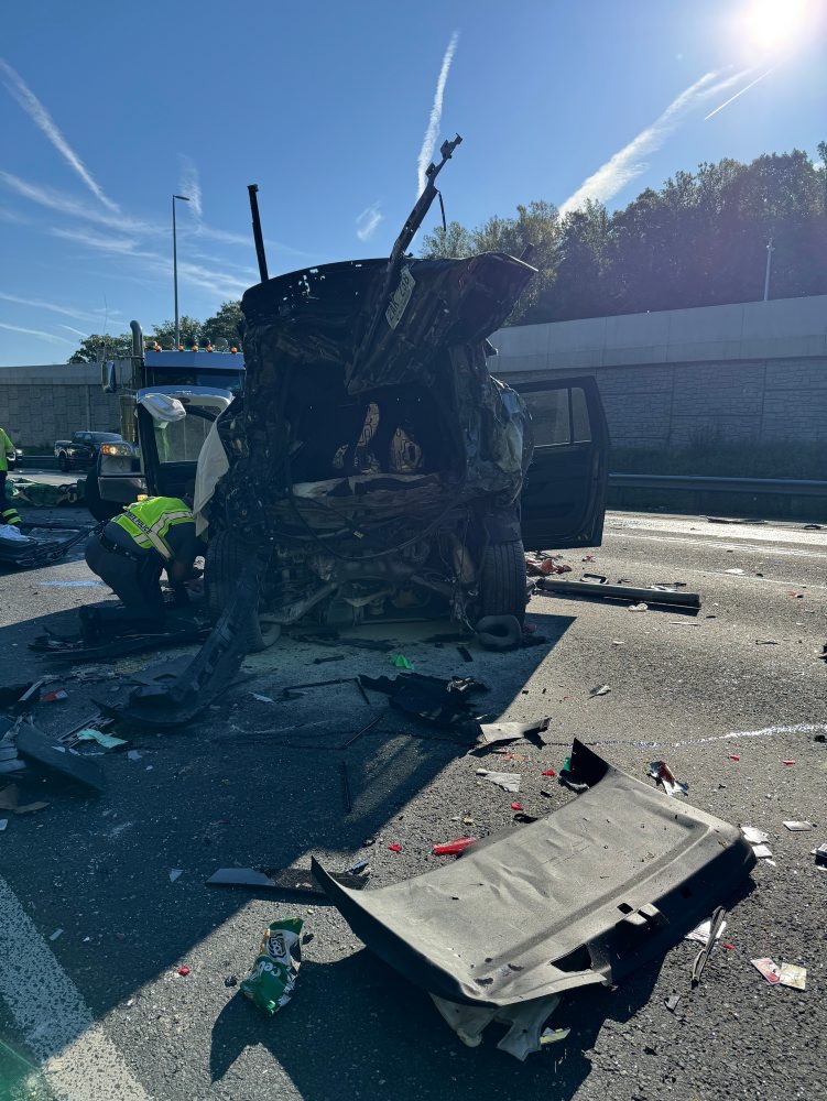 Autobus vo Virgínii narazil do vozidiel na diaľnici, piati ľudia zahynuli