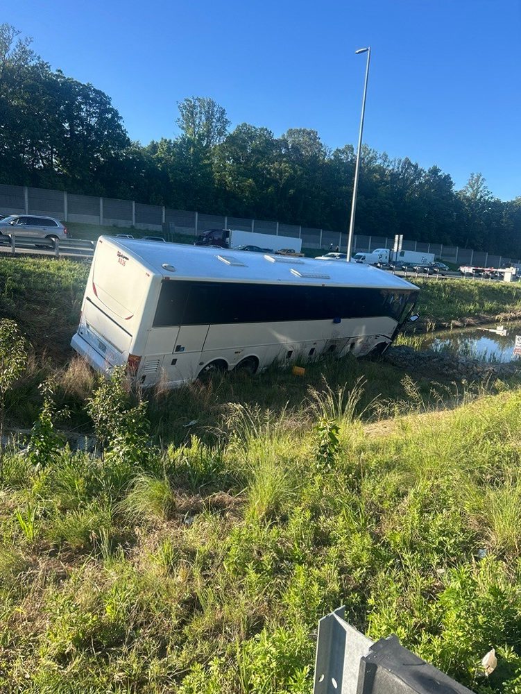 Autobus vo Virgínii narazil do vozidiel na diaľnici, piati ľudia zahynuli