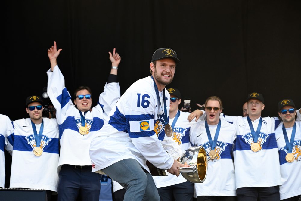 Fínski hokejisti oslavujú zisk titulu na 89. majstrovstvách sveta 