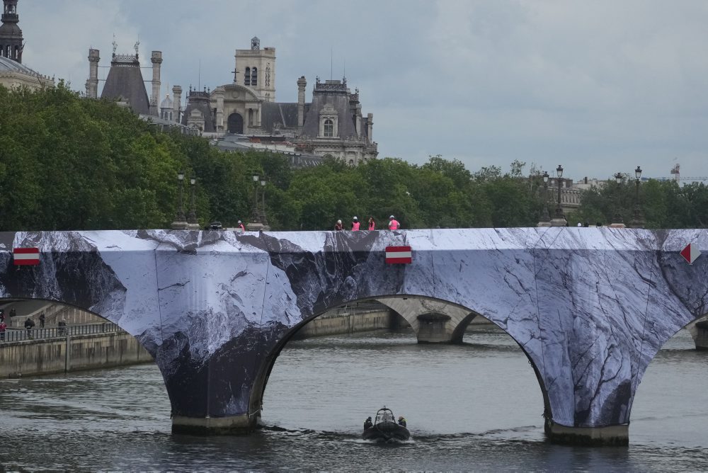 Inštalácia diela „La Caverne du Pont Neuf“ od pouličného umelca JR