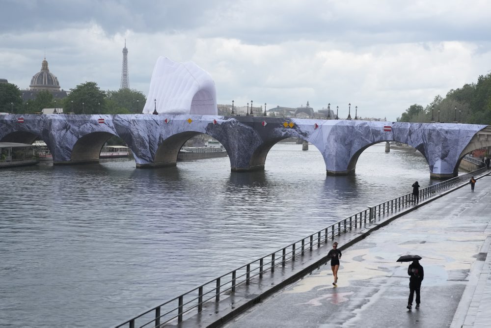 Inštalácia diela „La Caverne du Pont Neuf“ od pouličného umelca JR