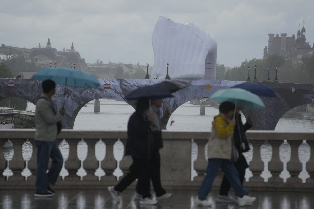 Inštalácia diela „La Caverne du Pont Neuf“ od pouličného umelca JR