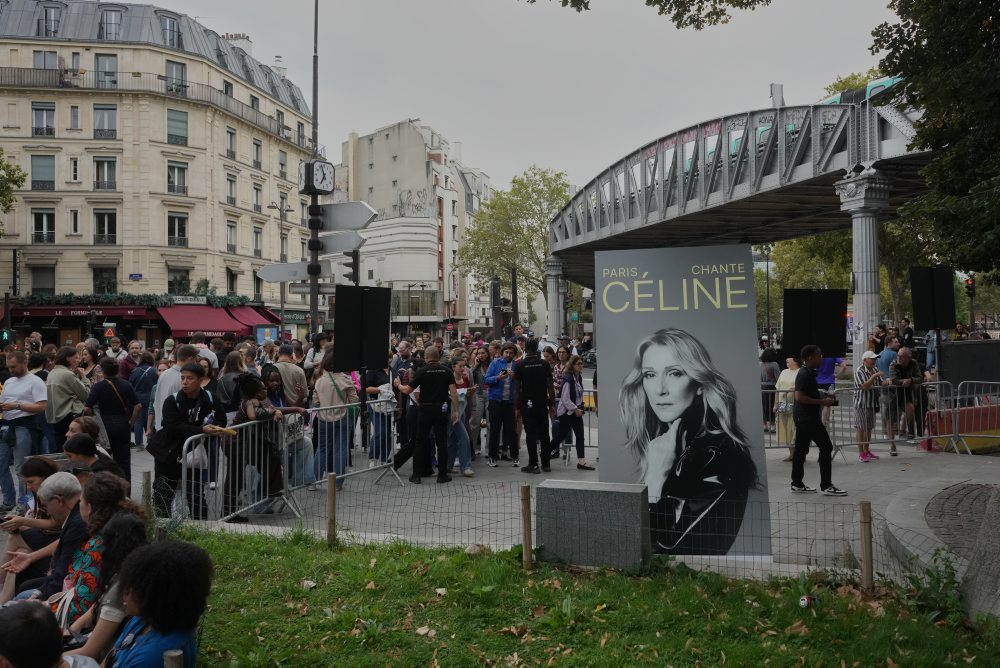 Masové karaoke na piesne kanadskej speváčky Céline Dionovej v Paríži 