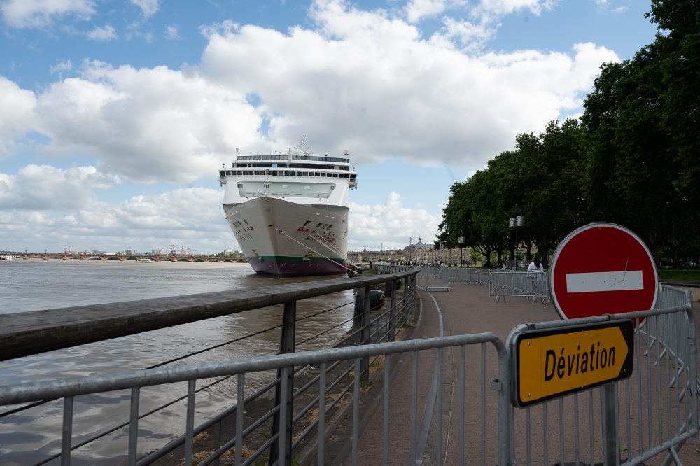 Bordeaux: Po prepuknutí nákazy izolovali britskú výletnú loď so stovkami ľudí