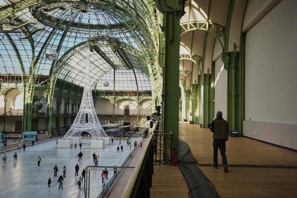 Korčuľovanie vo výstavnom pavilóne Grand Palais v Paríži 