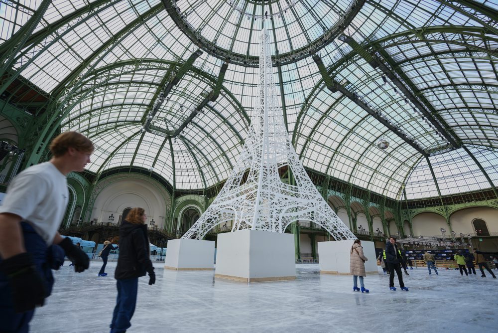 Korčuľovanie vo výstavnom pavilóne Grand Palais v Paríži 