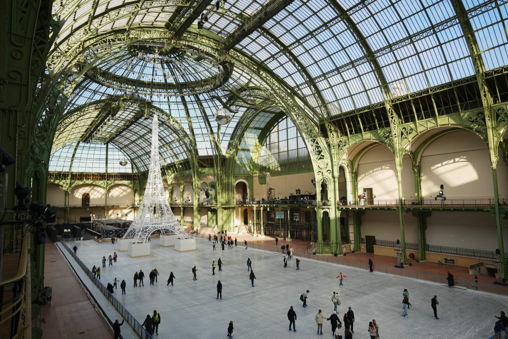 Korčuľovanie vo výstavnom pavilóne Grand Palais v Paríži 