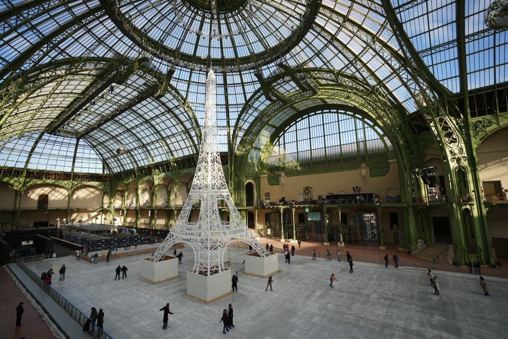 Korčuľovanie vo výstavnom pavilóne Grand Palais v Paríži 
