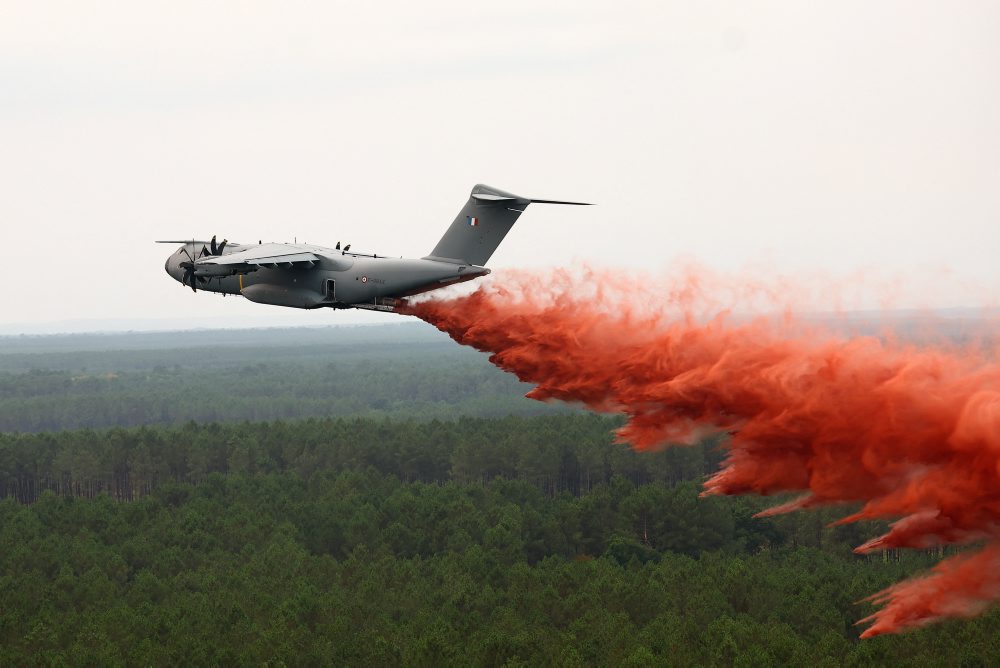 Špeciálne upravené vojenské prepravné lietadlo Airbus A400M po prvý raz nasadené do hasenia lesných požiarov vo Francúzsku 