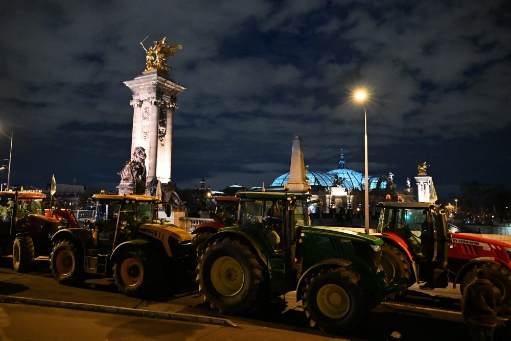 V Paríži protestujú farmári proti plánovanej dohode o voľnom obchode medzi Európskou úniou a piatimi juhoamerickými štátmi