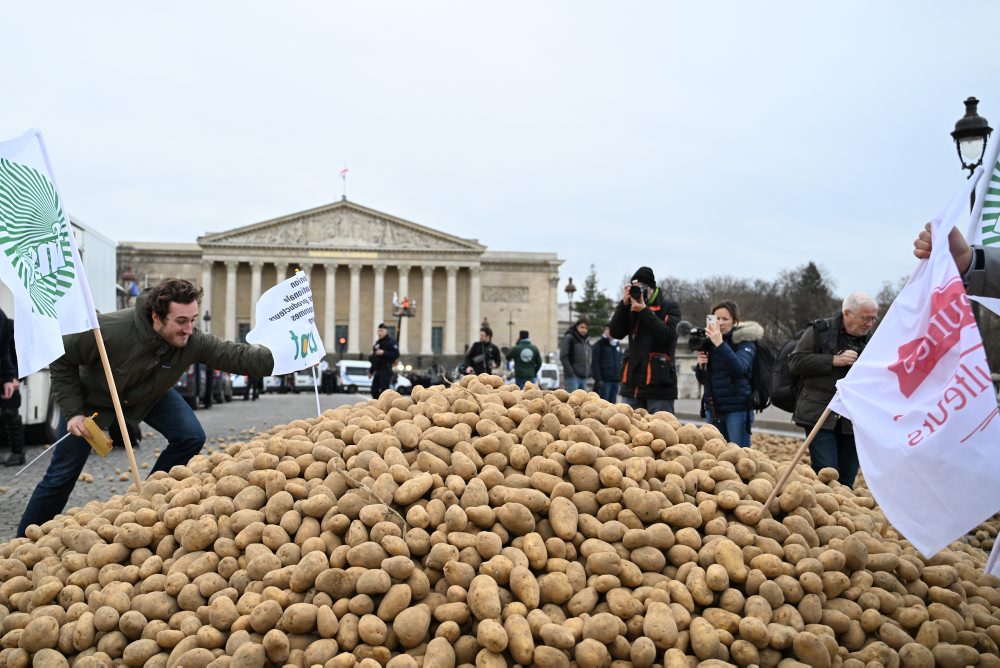 V Paríži protestujú farmári proti plánovanej dohode o voľnom obchode medzi Európskou úniou a piatimi juhoamerickými štátmi