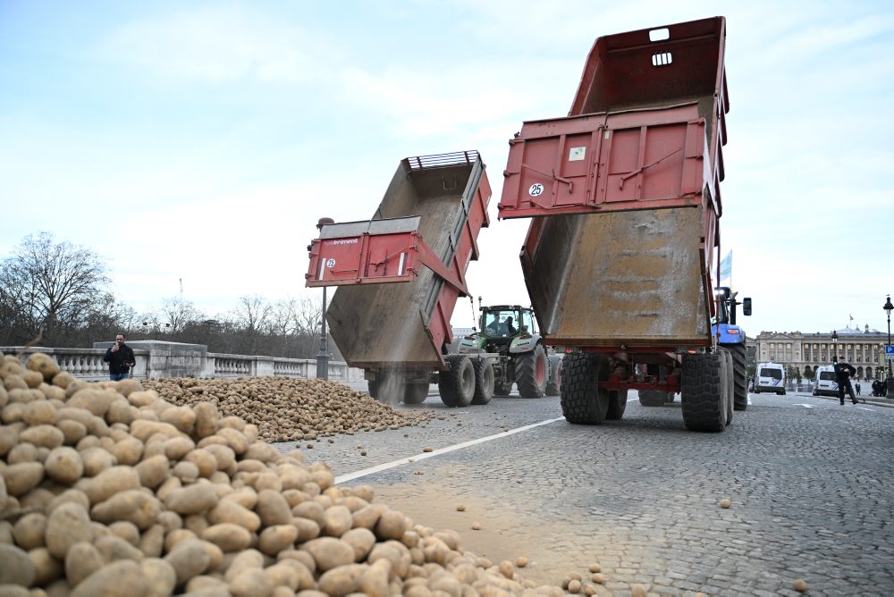 V Paríži protestujú farmári proti plánovanej dohode o voľnom obchode medzi Európskou úniou a piatimi juhoamerickými štátmi