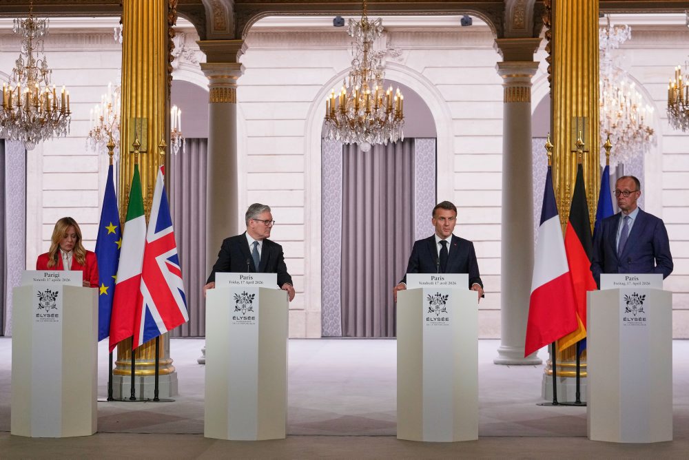 Francúzsky prezident Emmanuel Macron a britský premiér Keir Starmer iniciovali v Paríži schôdzku o možnej vojenskej misii na zaistenie bezpečnej plavby cez Hormuzský prieliv