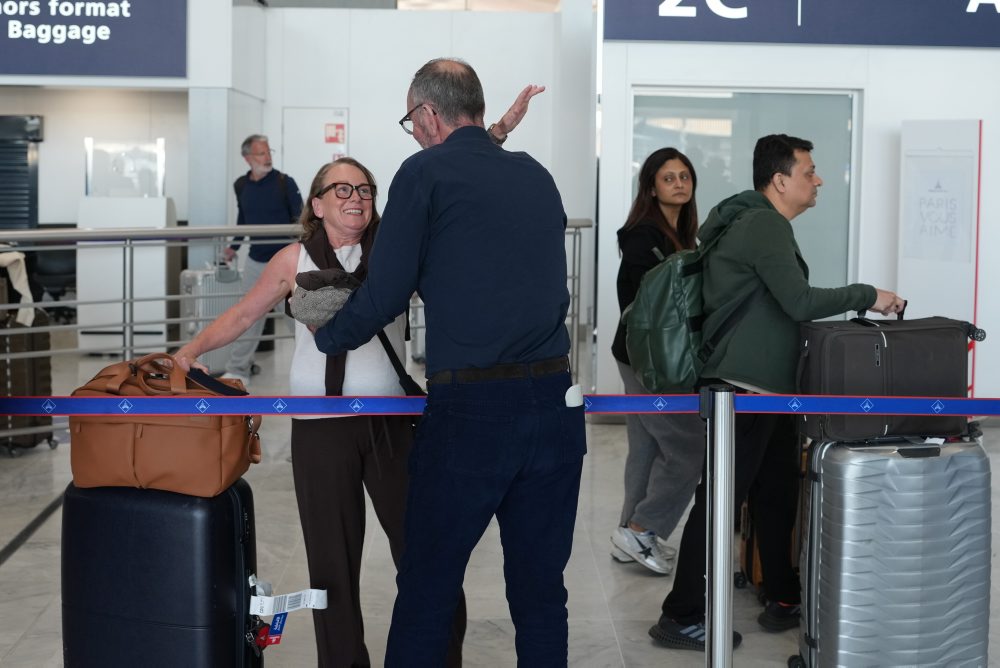 Prílet občanov z Dubaja na parížske letisko Charlesa de Gaulla