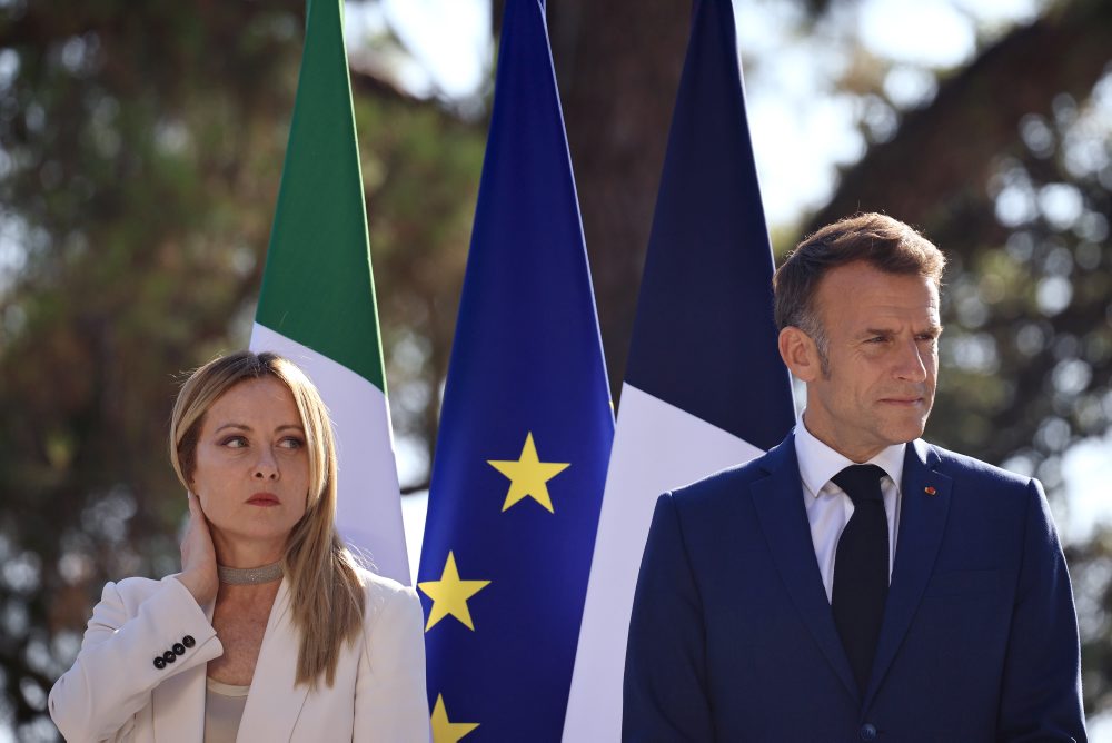Francúzsky prezident Emmanuel Macron prijal taliansku premiérku Giorgiu Meloniovú