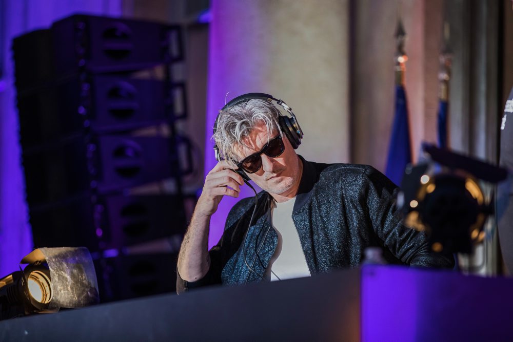 DJ Kavinského, ktorého preslávila skladba Nightcall, našli mŕtveho v jeho dome
