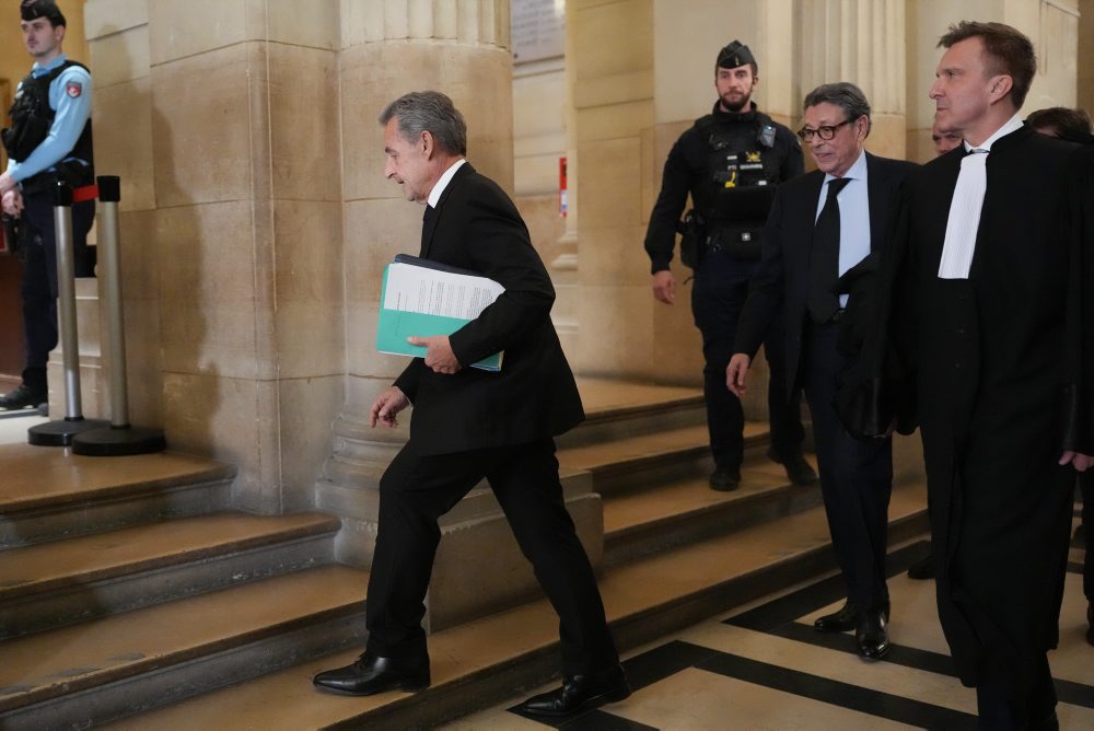 V Paríži sa začal odvolací proces s bývalým francúzskym prezidentom Nicolasom Sarkozym a deviatimi ďalšími osobami súvisiaci s financovaním jeho volebnej kampane v roku 2007