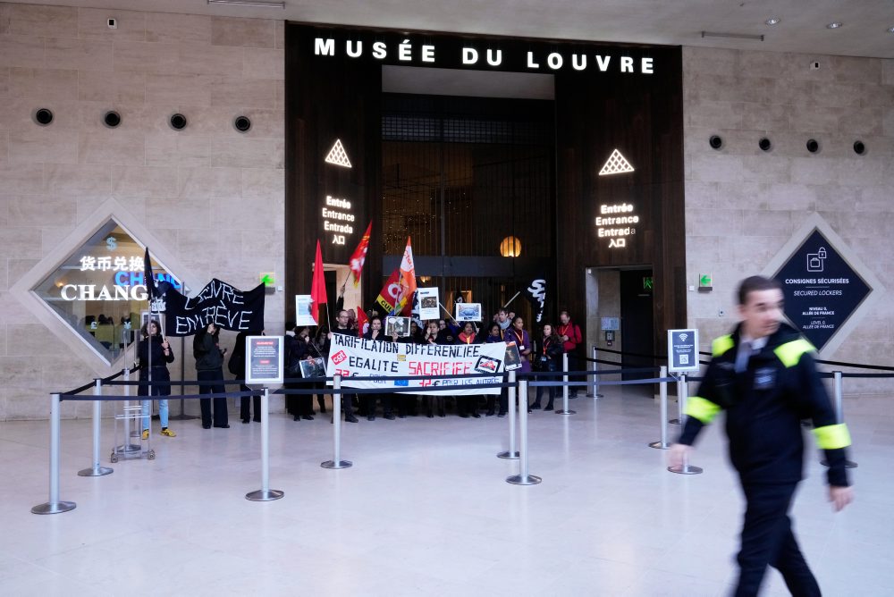 Parížsky Louvre zostal v pondelok zatvorený pre štrajk svojich zamestnancov
