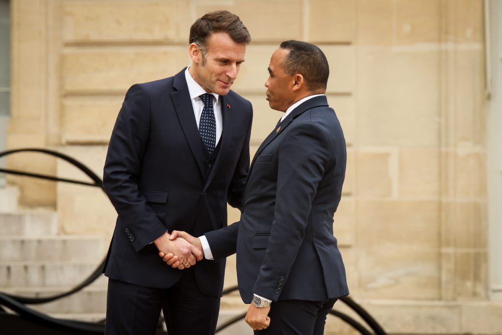 Stretnutie francúzskeho prezidenta Emmanuela Macrona a prezidenta Madagaskaru Michaela Randrianirina v Paríži