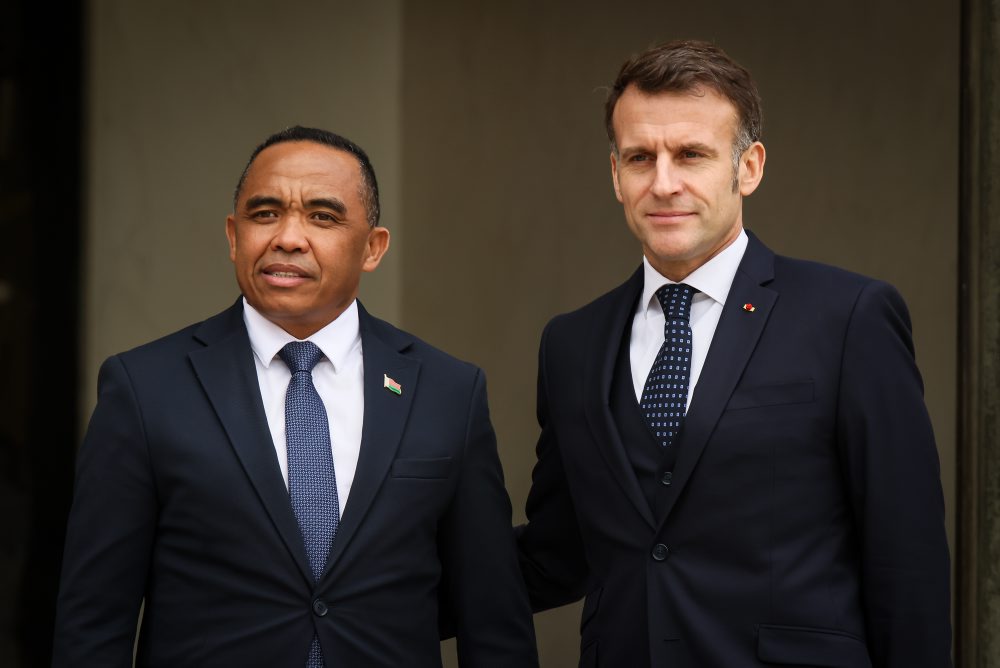 Stretnutie francúzskeho prezidenta Emmanuela Macrona a prezidenta Madagaskaru Michaela Randrianirina v Paríži