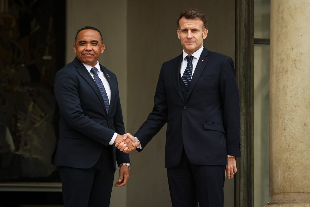 Stretnutie francúzskeho prezidenta Emmanuela Macrona a prezidenta Madagaskaru Michaela Randrianirina v Paríži