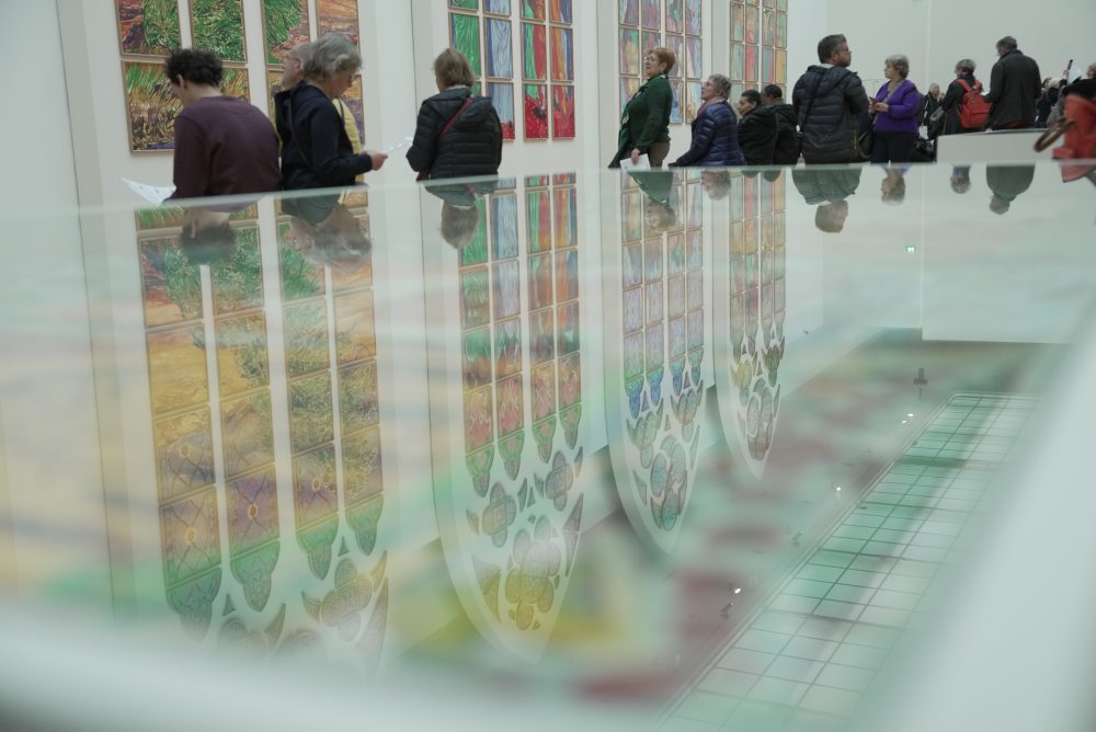  Vo výstavnom pavilóne Grand Palais v Paríži v utorok sprístupnili návrhy šiestich nových vitráží, ktoré majú nahradiť súčasné okná v katedrále Notre-Dame, informovala agentúra DPA, píše TASR. Tieto vitráže, ktoré vo Francúzsku vy