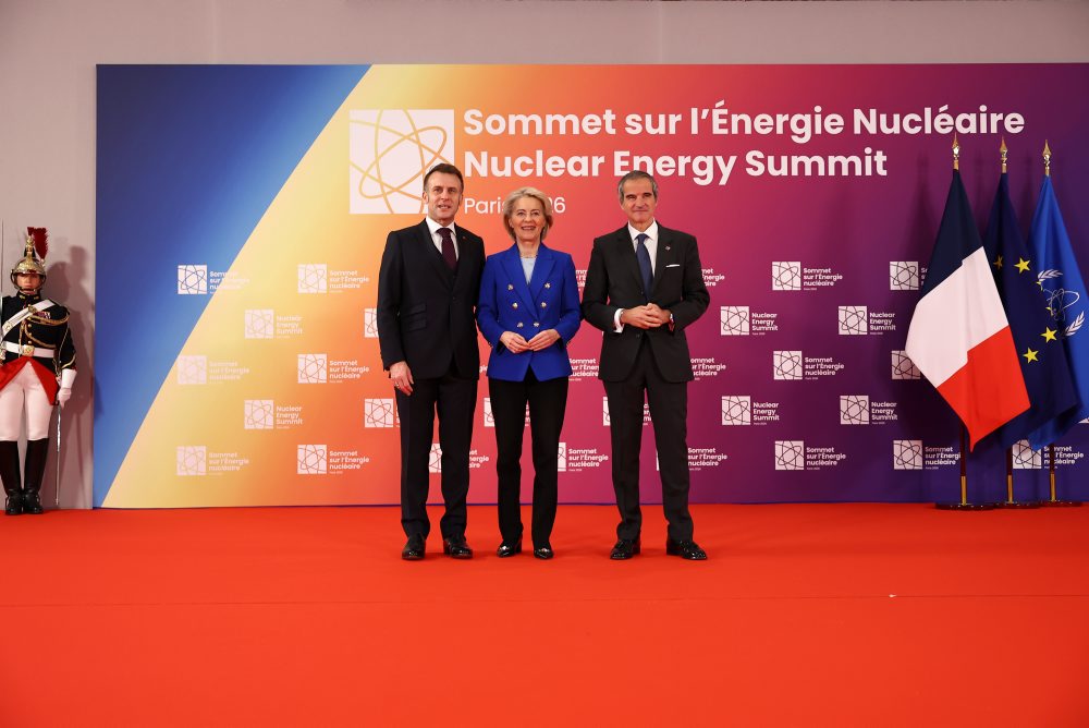 Účastníci druhého summitu o civilnej jadrovej energii vo Francúzsku