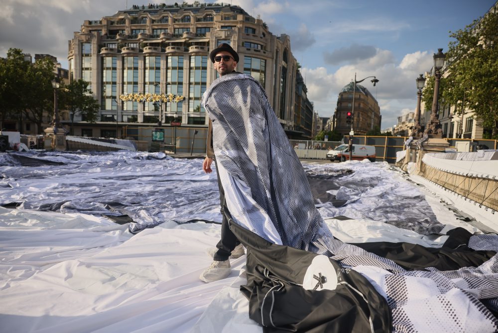 Inštalácia diela „La Caverne du Pont Neuf“ od pouličného umelca JR