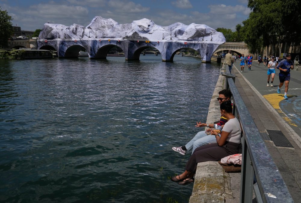 Inštalácia diela „La Caverne du Pont Neuf“ od pouličného umelca JR