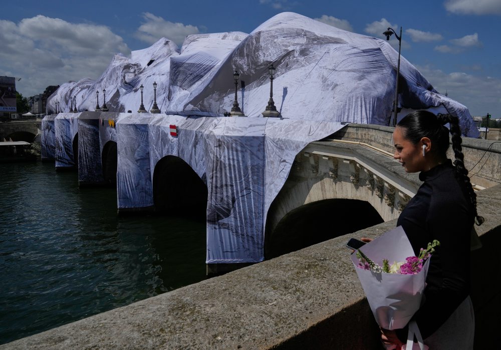 Inštalácia diela „La Caverne du Pont Neuf“ od pouličného umelca JR