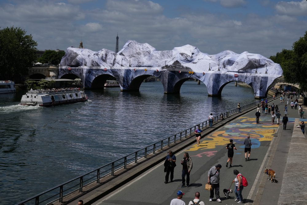 Inštalácia diela „La Caverne du Pont Neuf“ od pouličného umelca JR