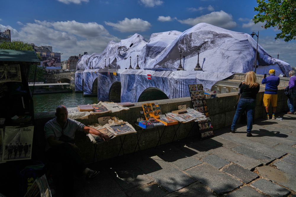 Inštalácia diela „La Caverne du Pont Neuf“ od pouličného umelca JR