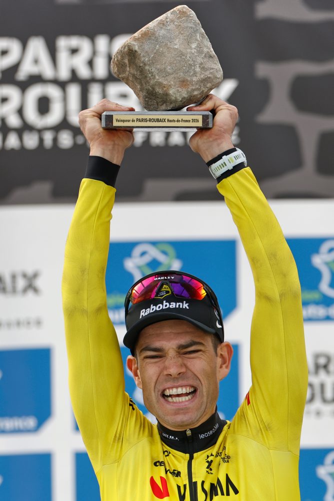 Cyklistika: Van Aert zdolal v špurte Pogačara a vyhral Paríž - Roubaix